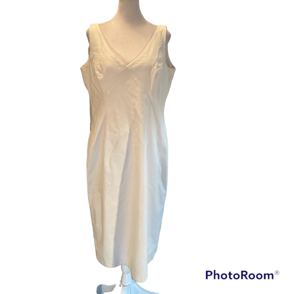 Bloomingdale’s White Waffle Fabric Sleeveless V-Neck Zip Up V-Back Midi Dress 14